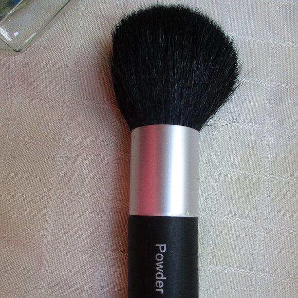 POWDER BRUSH KABUKI  "ESSENCE OF BEAUTY" NEW IN PACKAGING Stand Up Style - Picture 1 of 2